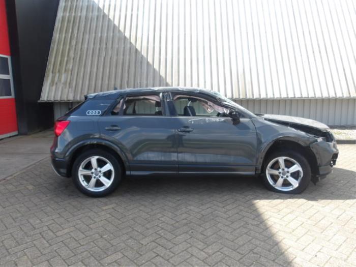 Audi Q2 1.0 TFSI 12V Samochód złomowany (2018, Szary)