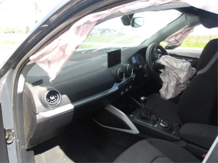 Audi Q2 1.0 TFSI 12V Samochód złomowany (2018, Szary)