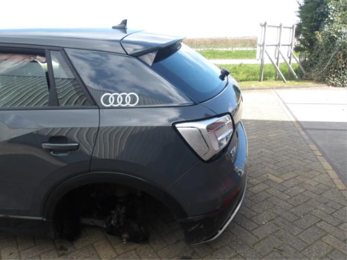 Audi Q2 1.0 TFSI 12V Samochód złomowany (2018, Szary)