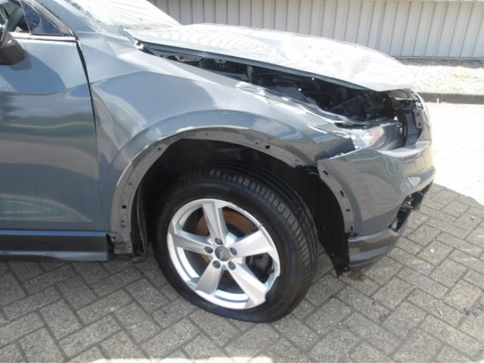 Audi Q2 1.0 TFSI 12V Samochód złomowany (2018, Szary)