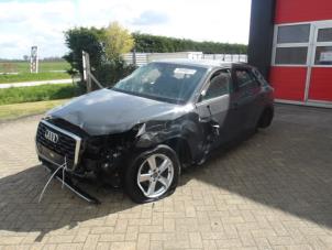Audi Q2 1.0 TFSI 12V Samochód złomowany (2018, Szary)