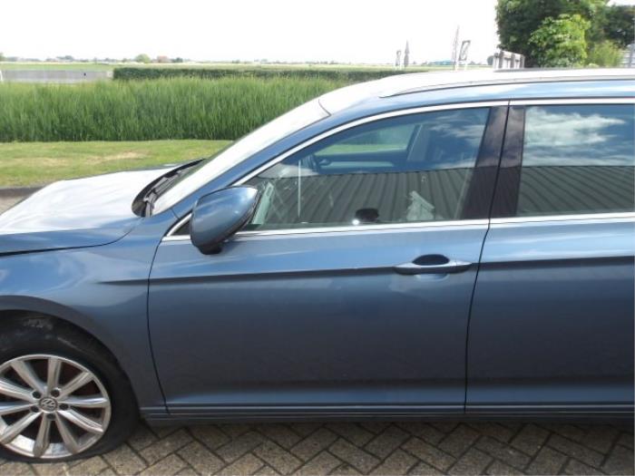 Volkswagen Passat Variant 2.0 TDI 16V 150 4Motion Samochód złomowany (2015, Metalik, Niebieski)