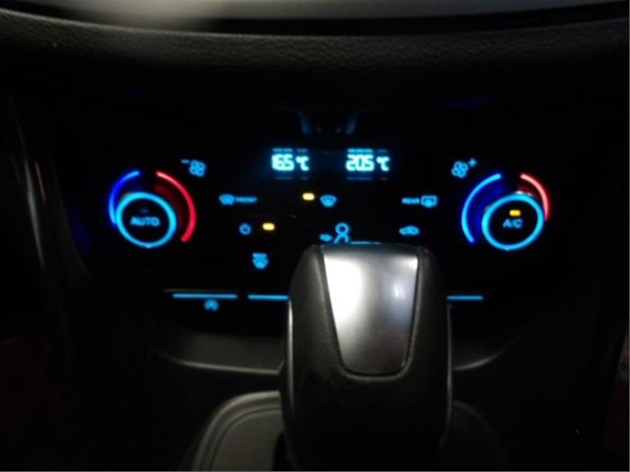 Ford Kuga II 1.5 EcoBoost 16V 4x4 Épave (2019, Blanc, Rose)