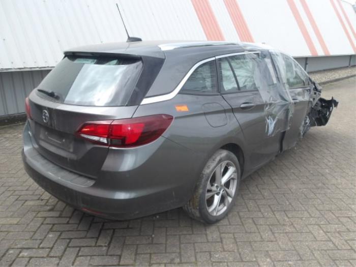 Opel Astra K Sports Tourer 1.4 16V Épave (2018, Métallisé, Gris argenté)