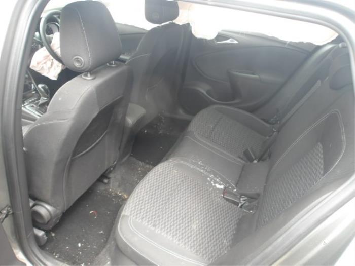 Opel Astra K Sports Tourer 1.4 16V Épave (2018, Métallisé, Gris argenté)