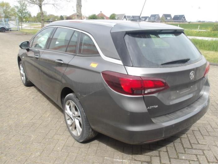 Opel Astra K Sports Tourer 1.4 16V Épave (2018, Métallisé, Gris argenté)