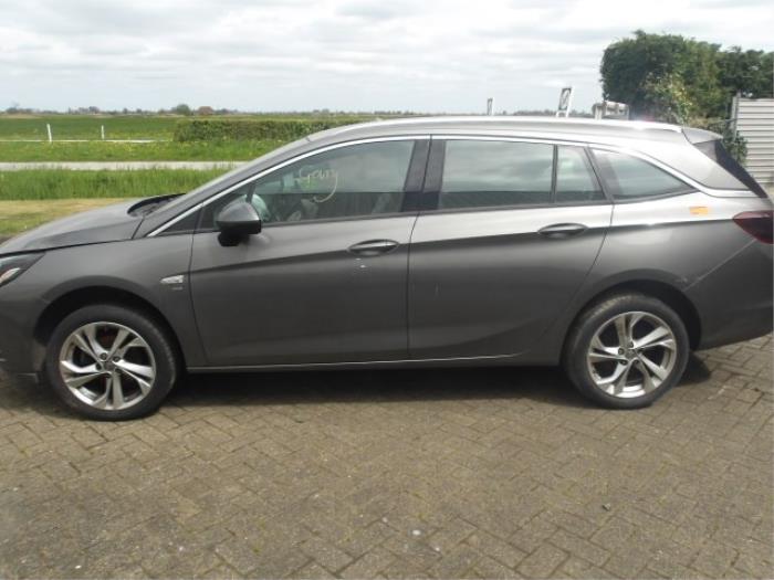 Opel Astra K Sports Tourer 1.4 16V Épave (2018, Métallisé, Gris argenté)
