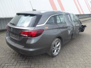 Opel Astra K Sports Tourer 1.4 16V Épave (2018, Métallisé, Gris argenté)
