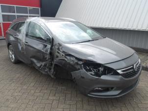 Opel Astra K Sports Tourer 1.4 16V Épave (2018, Métallisé, Gris argenté)