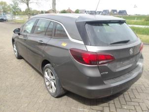 Opel Astra K Sports Tourer 1.4 16V Épave (2018, Métallisé, Gris argenté)