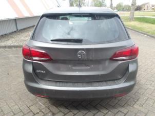 Opel Astra K Sports Tourer 1.4 16V Épave (2018, Métallisé, Gris argenté)
