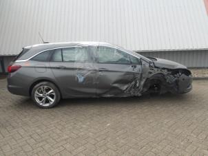 Opel Astra K Sports Tourer 1.4 16V Épave (2018, Métallisé, Gris argenté)