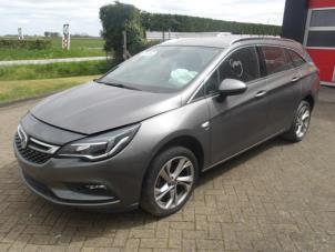 Opel Astra K Sports Tourer 1.4 16V Épave (2018, Métallisé, Gris argenté)