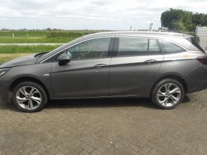Opel Astra K Sports Tourer 1.4 16V Épave (2018, Métallisé, Gris argenté)