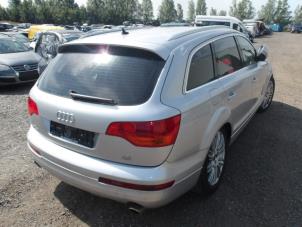 Audi Q7 4.2 FSI V8 32V Épave (2006, Métallisé, Léger, Gris argenté, Argenté)