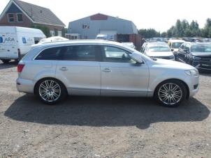 Audi Q7 4.2 FSI V8 32V Épave (2006, Métallisé, Léger, Gris argenté, Argenté)