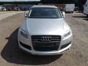 Audi Q7 4.2 FSI V8 32V Épave (2006, Métallisé, Léger, Gris argenté, Argenté)