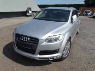Audi Q7 4.2 FSI V8 32V Épave (2006, Métallisé, Léger, Gris argenté, Argenté)
