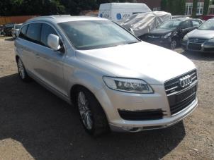 Audi Q7 4.2 FSI V8 32V Épave (2006, Métallisé, Léger, Gris argenté, Argenté)