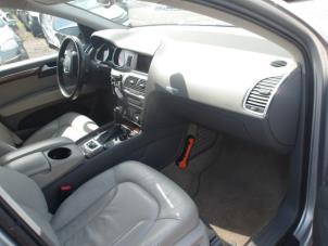 Audi Q7 4.2 FSI V8 32V Épave (2006, Métallisé, Léger, Gris argenté, Argenté)