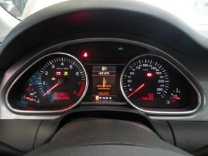 Audi Q7 4.2 FSI V8 32V Épave (2006, Métallisé, Léger, Gris argenté, Argenté)