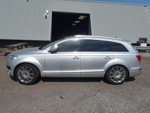 Audi Q7 4.2 FSI V8 32V Épave (2006, Métallisé, Léger, Gris argenté, Argenté)