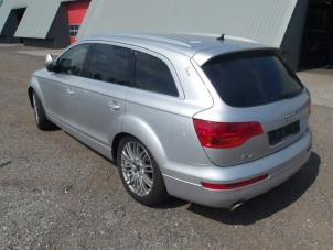 Audi Q7 4.2 FSI V8 32V Épave (2006, Métallisé, Léger, Gris argenté, Argenté)
