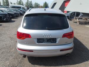 Audi Q7 4.2 FSI V8 32V Épave (2006, Métallisé, Léger, Gris argenté, Argenté)