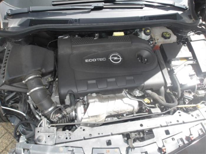 Opel Astra J GTC 2.0 CDTI 16V ecoFLEX Samochód złomowany (2013, Metalik, Czarny)