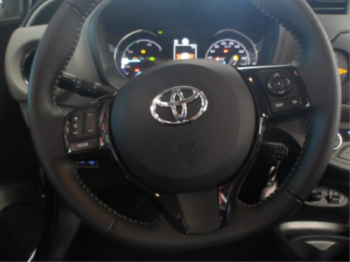 Toyota Yaris III 1.5 16V Hybrid Vehículo de desguace (2020, Metálico, Gris plateado)