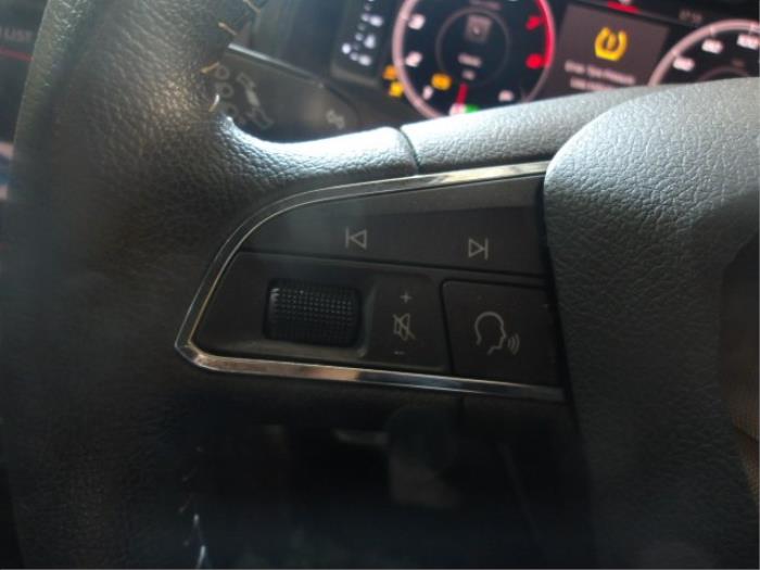 Seat Arona 1.0 TSI 12V Salvage vehicle (2019, Metallic, Black)
