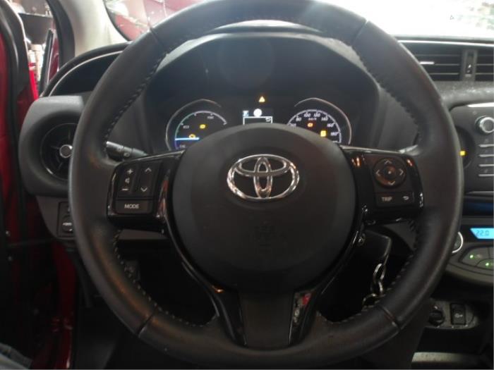Toyota Yaris III 1.5 16V Hybrid Épave (2017, Métallisé, Rouge)