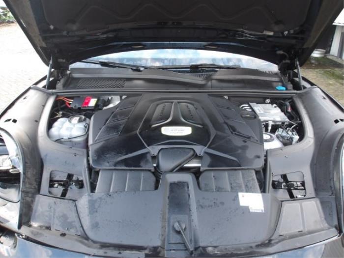 Porsche Cayenne III 3.0 V6 Turbo 24V E-Hybrid Salvage vehicle (2022, Black)