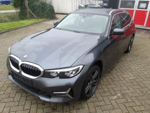 BMW 3 serie Touring 320i 2.0 TwinPower Turbo 16V Épave (2019, Métallisé, Gris argenté)