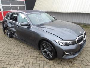 BMW 3 serie Touring 320i 2.0 TwinPower Turbo 16V Épave (2019, Métallisé, Gris argenté)