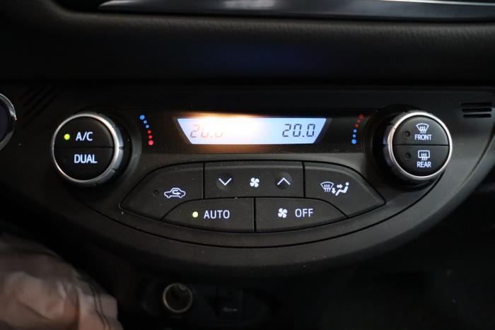 Toyota Yaris III 1.5 16V Hybrid Épave (2019, Blanc)