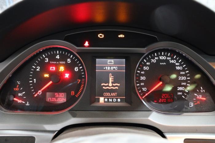 Audi A6 Avant 4.2 V8 40V FSI Quattro Samochód złomowany (2006, Szary)