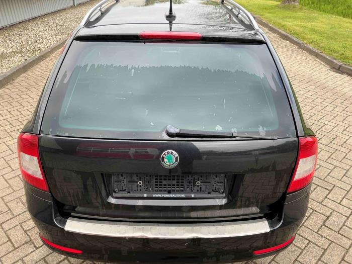 Skoda Octavia Combi 1.2 TSI Schrottauto (2011, Metallic, Schwarz)