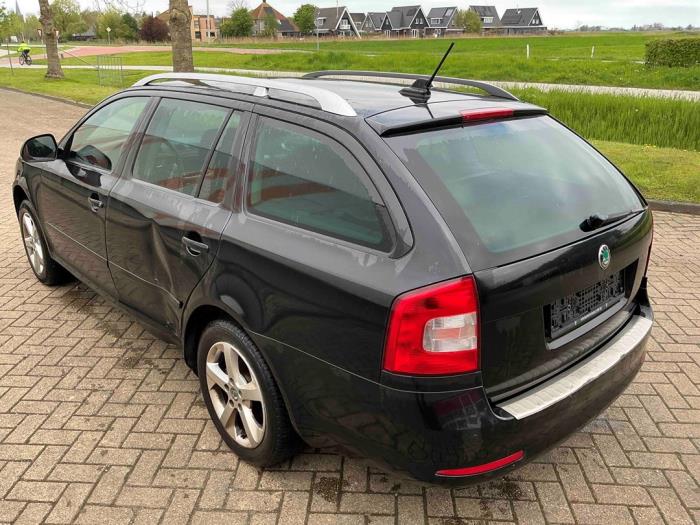 Skoda Octavia Combi 1.2 TSI Schrottauto (2011, Metallic, Schwarz)