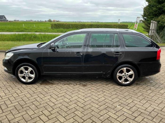 Skoda Octavia Combi 1.2 TSI Schrottauto (2011, Metallic, Schwarz)