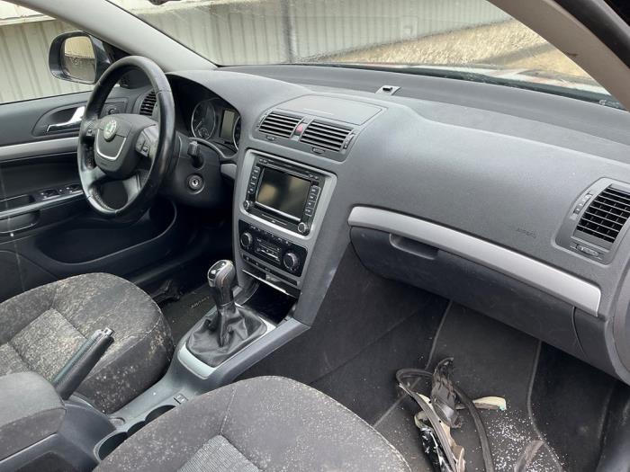 Skoda Octavia Combi 1.2 TSI Schrottauto (2011, Metallic, Schwarz)