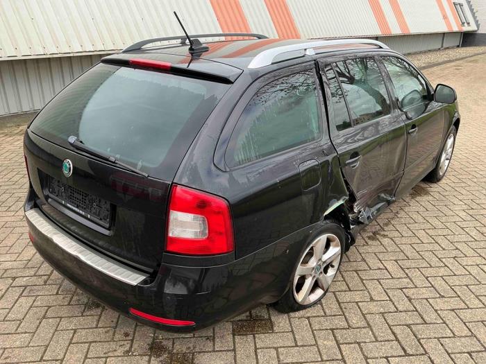 Skoda Octavia Combi 1.2 TSI Schrottauto (2011, Metallic, Schwarz)