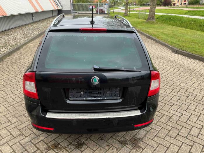 Skoda Octavia Combi 1.2 TSI Schrottauto (2011, Metallic, Schwarz)