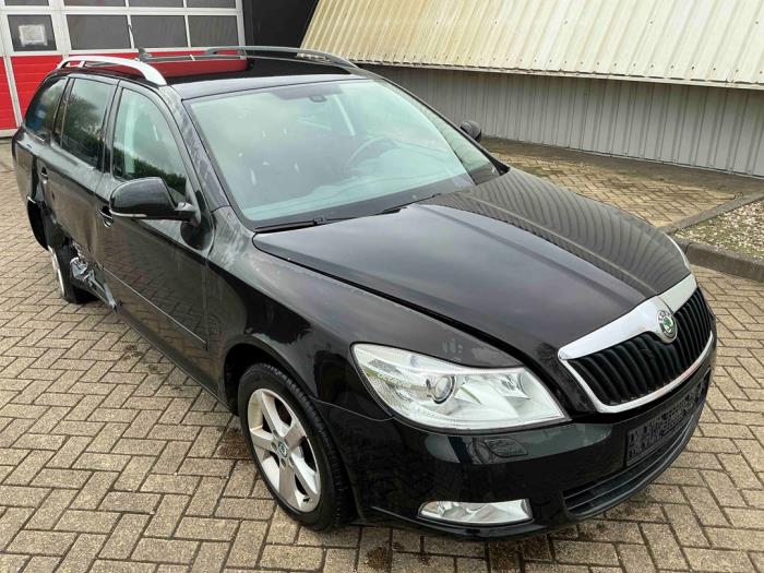 Skoda Octavia Combi 1.2 TSI Schrottauto (2011, Metallic, Schwarz)