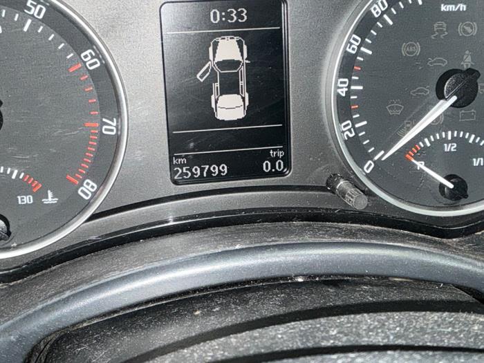 Skoda Octavia Combi 1.2 TSI Schrottauto (2011, Metallic, Schwarz)
