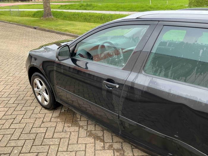 Skoda Octavia Combi 1.2 TSI Schrottauto (2011, Metallic, Schwarz)