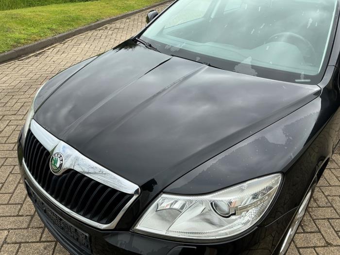 Skoda Octavia Combi 1.2 TSI Schrottauto (2011, Metallic, Schwarz)