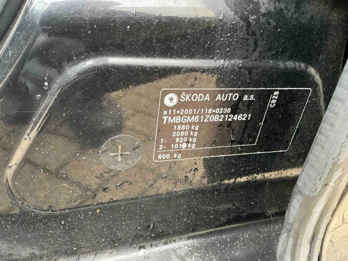 Skoda Octavia Combi 1.2 TSI Schrottauto (2011, Metallic, Schwarz)
