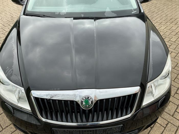 Skoda Octavia Combi 1.2 TSI Schrottauto (2011, Metallic, Schwarz)