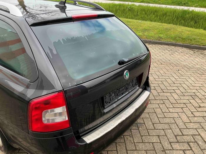 Skoda Octavia Combi 1.2 TSI Schrottauto (2011, Metallic, Schwarz)